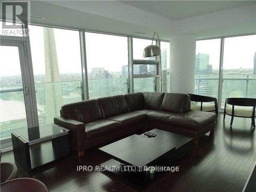 4708 - 14 York Street, Toronto, ON - Indoor Photo Showing Living Room