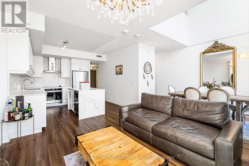 Th 102 - 9618 Yonge Street, Richmond Hill, ON - Indoor Photo Showing Living Room