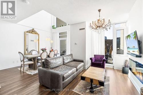 Th 102 - 9618 Yonge Street, Richmond Hill, ON - Indoor Photo Showing Living Room