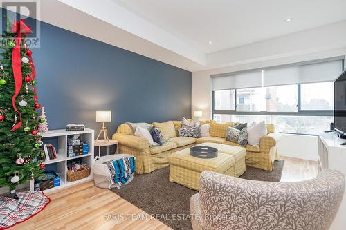 22 - 369 Essa Road, Barrie, ON - Indoor Photo Showing Living Room