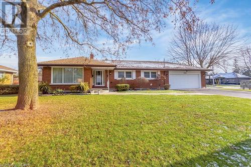 Single story home with a front lawn and a garage - 133 Fairview Crescent, Woodstock, ON - Outdoor With Facade