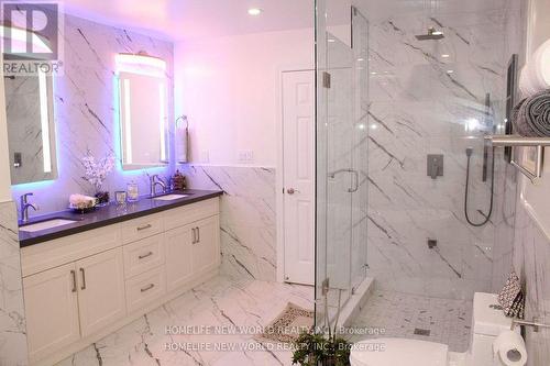 4617 Simmons Road E, Burlington, ON - Indoor Photo Showing Bathroom