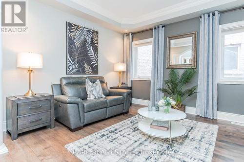 390 Barber Drive, Halton Hills, ON - Indoor Photo Showing Living Room