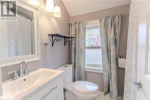 72 High Street, Barrie, ON - Indoor Photo Showing Bathroom