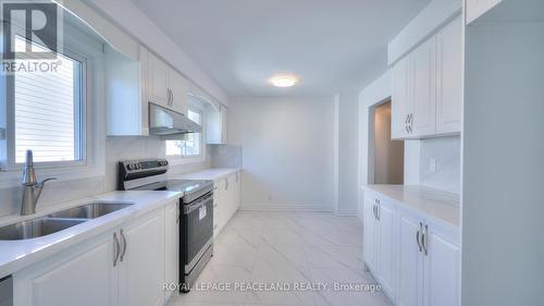 188 Hilltop Drive, East Gwillimbury, ON - Indoor Photo Showing Kitchen With Double Sink