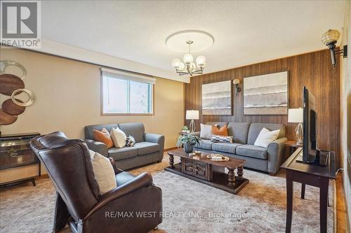 96 Harris Crescent, Vaughan, ON - Indoor Photo Showing Living Room