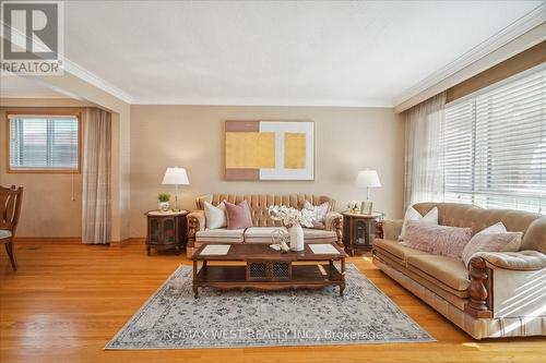 96 Harris Crescent, Vaughan, ON - Indoor Photo Showing Living Room