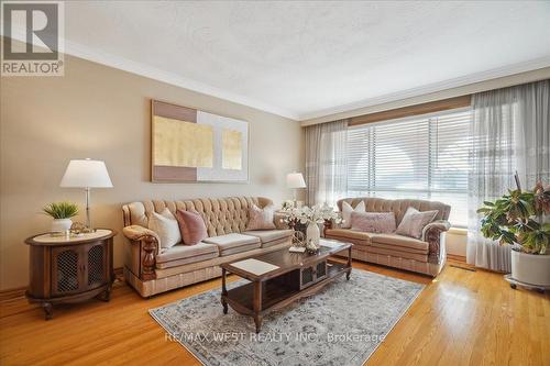 96 Harris Crescent, Vaughan, ON - Indoor Photo Showing Living Room