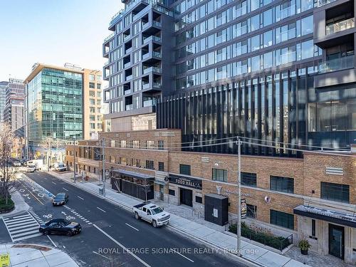 308-2 Augusta Ave, Toronto, ON - Outdoor With Facade