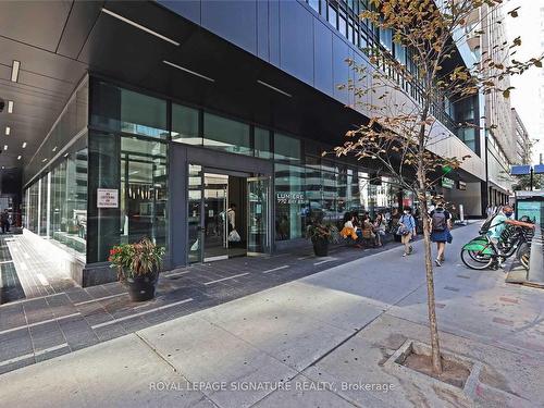 204-770 Bay St, Toronto, ON - Outdoor