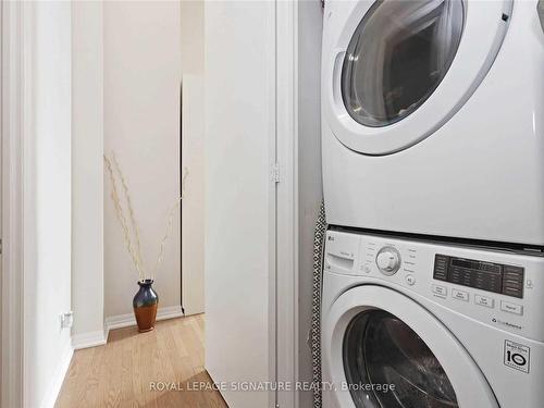 204-770 Bay St, Toronto, ON - Indoor Photo Showing Laundry Room