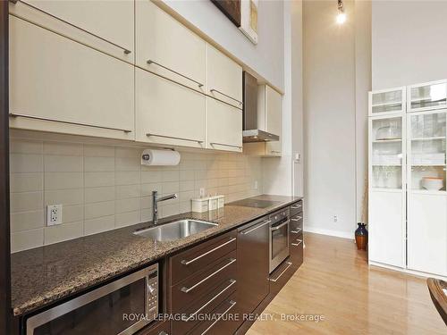 204-770 Bay St, Toronto, ON - Indoor Photo Showing Kitchen With Upgraded Kitchen