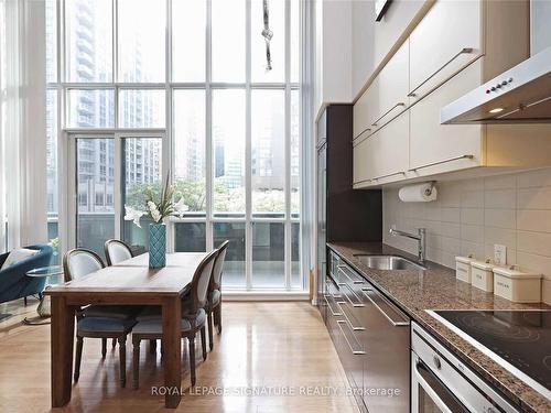 204-770 Bay St, Toronto, ON - Indoor