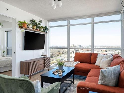 1115-830 Lawrence Ave W, Toronto, ON - Indoor Photo Showing Living Room