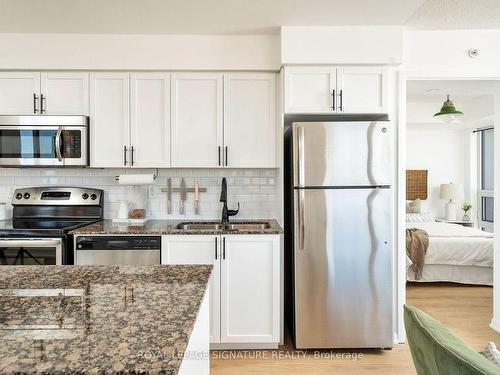 1115-830 Lawrence Ave W, Toronto, ON - Indoor Photo Showing Kitchen With Double Sink With Upgraded Kitchen