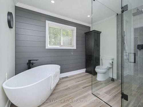 33 Riverside Dr, Mono, ON - Indoor Photo Showing Bathroom