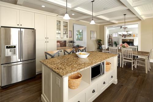 667 Quarry Avenue, Kelowna, BC - Indoor Photo Showing Kitchen With Upgraded Kitchen