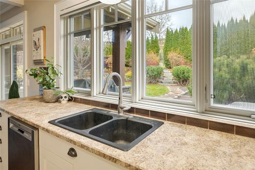 667 Quarry Avenue, Kelowna, BC - Indoor Photo Showing Kitchen With Double Sink