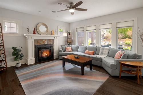 667 Quarry Avenue, Kelowna, BC - Indoor Photo Showing Living Room With Fireplace