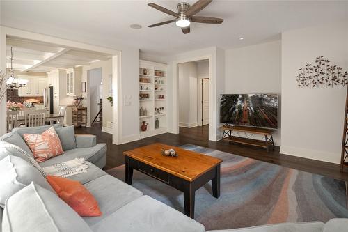 667 Quarry Avenue, Kelowna, BC - Indoor Photo Showing Living Room