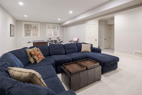 667 Quarry Avenue, Kelowna, BC - Indoor Photo Showing Living Room