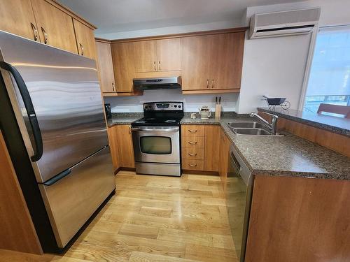 Kitchen - 3983 Boul. Édouard-Montpetit, Montréal (Côte-Des-Neiges/Notre-Dame-De-Grâce), QC - Indoor Photo Showing Kitchen With Double Sink