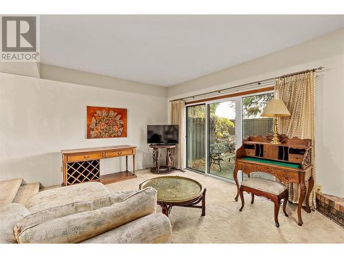 1995 Burtch Road Unit# 108, Kelowna, BC - Indoor Photo Showing Living Room