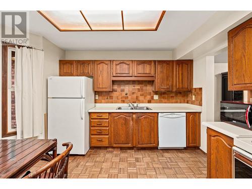 1995 Burtch Road Unit# 108, Kelowna, BC - Indoor Photo Showing Kitchen With Double Sink