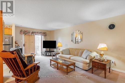 96 Riverglen Drive, Georgina, ON - Indoor Photo Showing Living Room