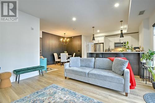 3817 Howard Avenue Unit# 214, Windsor, ON - Indoor Photo Showing Living Room