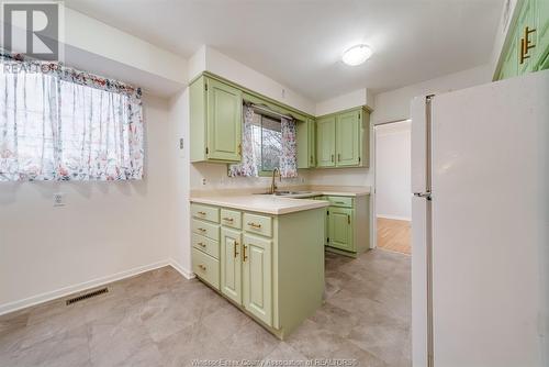 3240 St. Patrick'S Drive, Windsor, ON - Indoor Photo Showing Kitchen