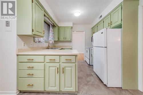 3240 St. Patrick'S Drive, Windsor, ON - Indoor Photo Showing Kitchen With Double Sink