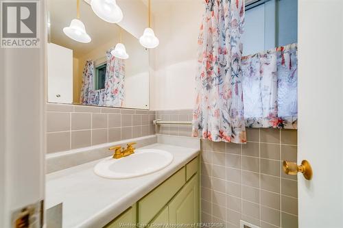 3240 St. Patrick'S Drive, Windsor, ON - Indoor Photo Showing Bathroom