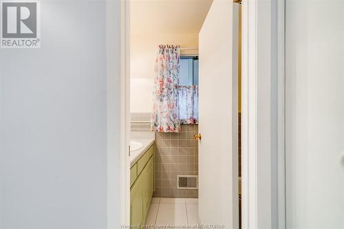 3240 St. Patrick'S Drive, Windsor, ON - Indoor Photo Showing Bathroom