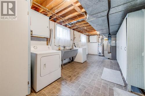 3240 St. Patrick'S Drive, Windsor, ON - Indoor Photo Showing Laundry Room