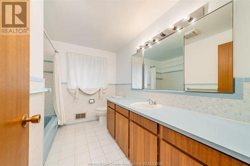 3240 St. Patrick'S Drive, Windsor, ON - Indoor Photo Showing Bathroom