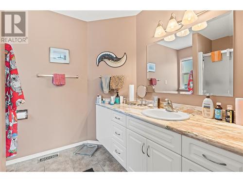 686 6 Street, Vernon, BC - Indoor Photo Showing Bathroom