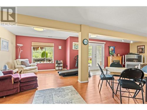 686 6 Street, Vernon, BC - Indoor Photo Showing Living Room