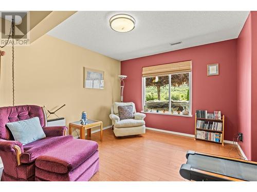 686 6 Street, Vernon, BC - Indoor Photo Showing Living Room