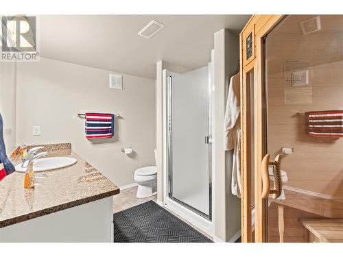 686 6 Street, Vernon, BC - Indoor Photo Showing Bathroom