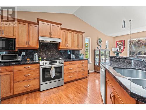 686 6 Street, Vernon, BC - Indoor Photo Showing Kitchen With Double Sink