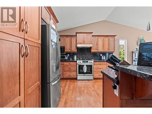 686 6 Street, Vernon, BC - Indoor Photo Showing Kitchen