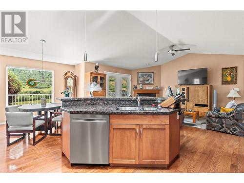 686 6 Street, Vernon, BC - Indoor Photo Showing Kitchen With Double Sink