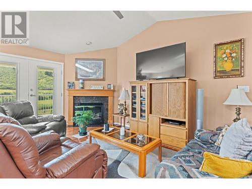 686 6 Street, Vernon, BC - Indoor Photo Showing Living Room With Fireplace