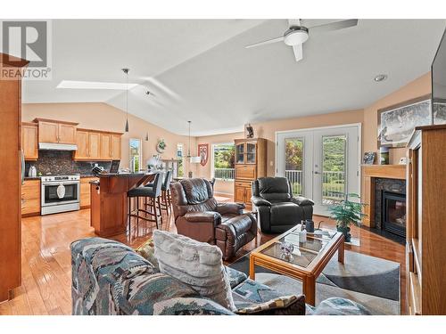 686 6 Street, Vernon, BC - Indoor Photo Showing Living Room With Fireplace