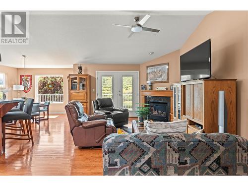 686 6 Street, Vernon, BC - Indoor Photo Showing Living Room With Fireplace