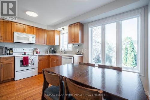 6 - 25 Viking Drive, Hamilton, ON - Indoor Photo Showing Kitchen