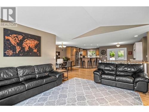 1492 Longley Crescent, Kelowna, BC - Indoor Photo Showing Living Room