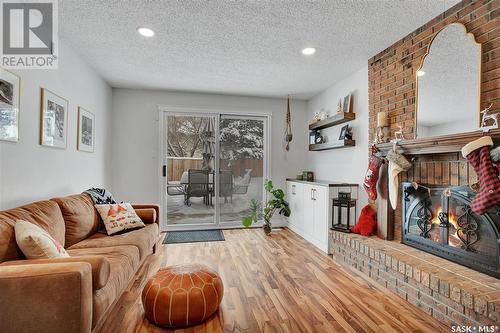 105 Kingsmere Court, Saskatoon, SK - Indoor Photo Showing Living Room