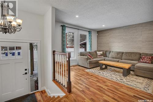 105 Kingsmere Court, Saskatoon, SK - Indoor Photo Showing Living Room